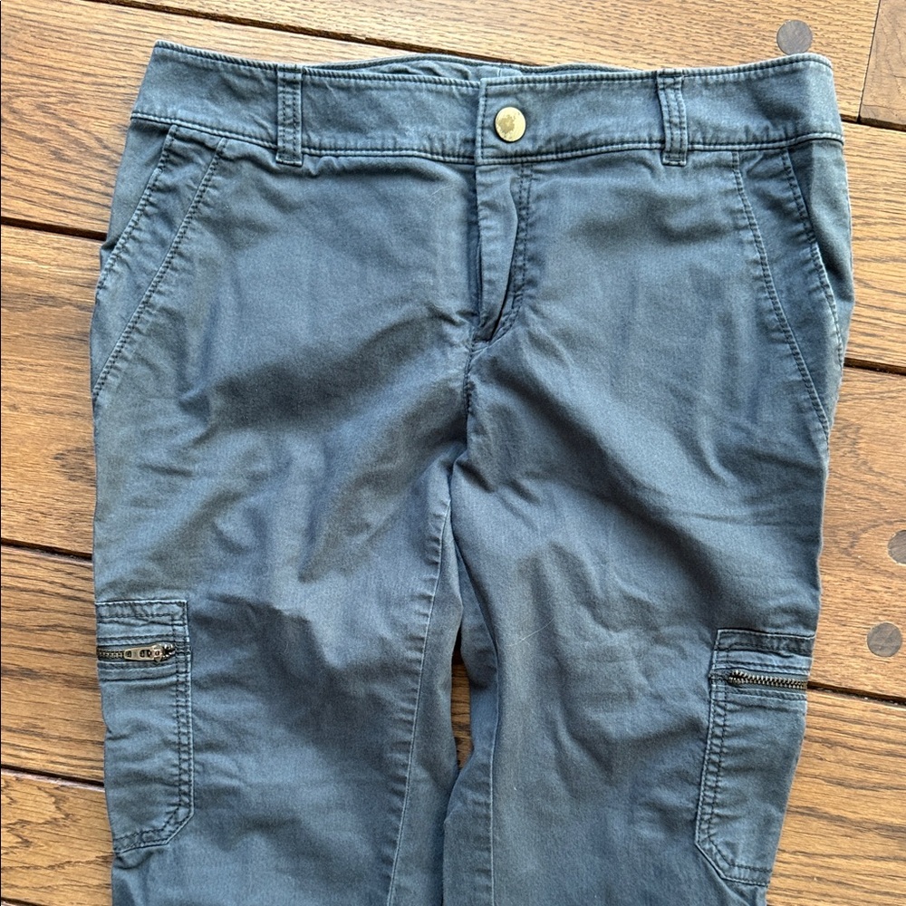 Athleta Cropped Gray Cargo Pants with Zipper Pockets women’s size 6